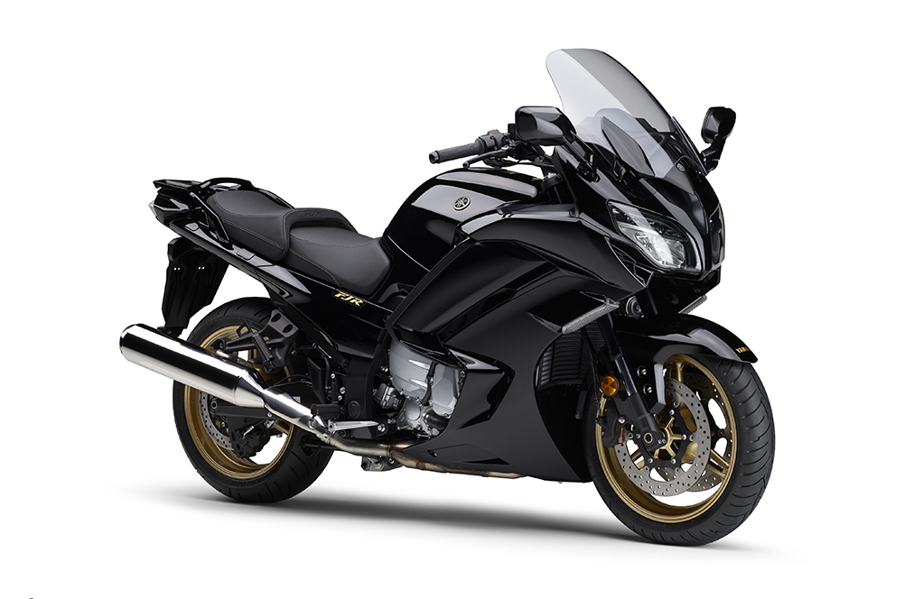 全黑塗裝的20週年紀念版FJR1300顯得更霸氣
