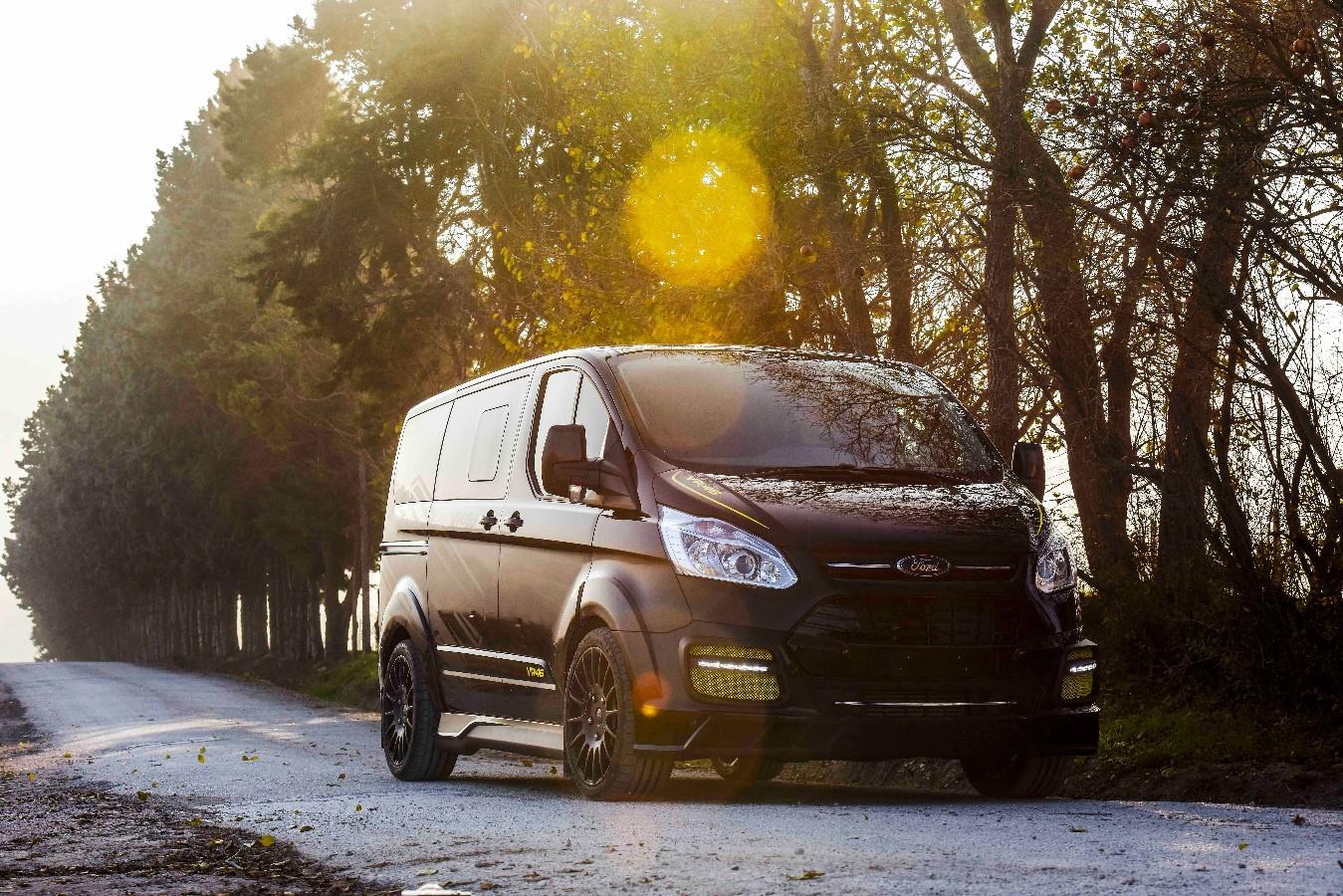 另一輛聯名款Transit，強大的運輸性能及外觀套件，商用車躍然升級成風格運輸載具。