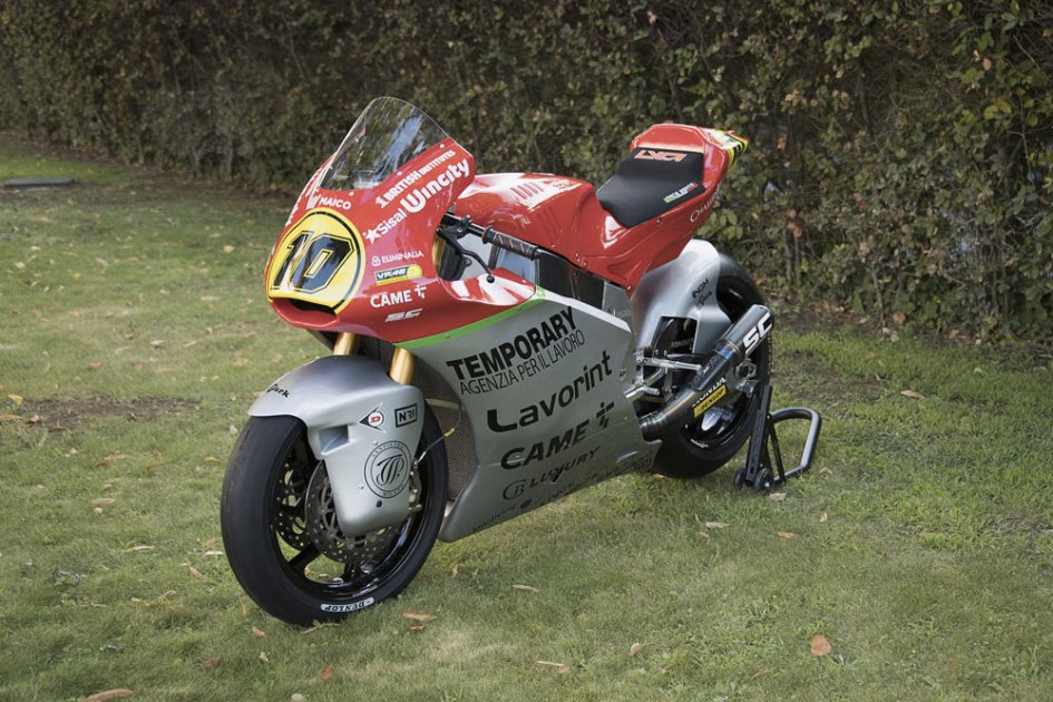 2017年的聖馬利諾站，Forward Racing就曾採用1967年Giacomo Agostini的MV Agusta賽車作為Moto2戰車的塗裝，充份的展現出雙方的友誼與合作！