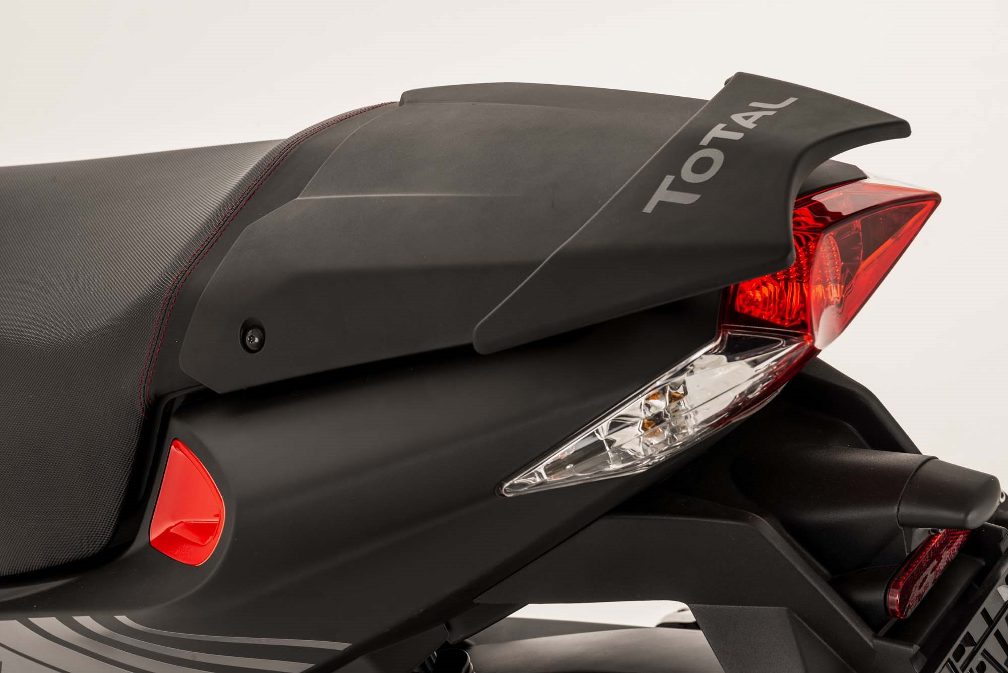 可拆式單座蓋,上方還有一片帥氣的定風翼