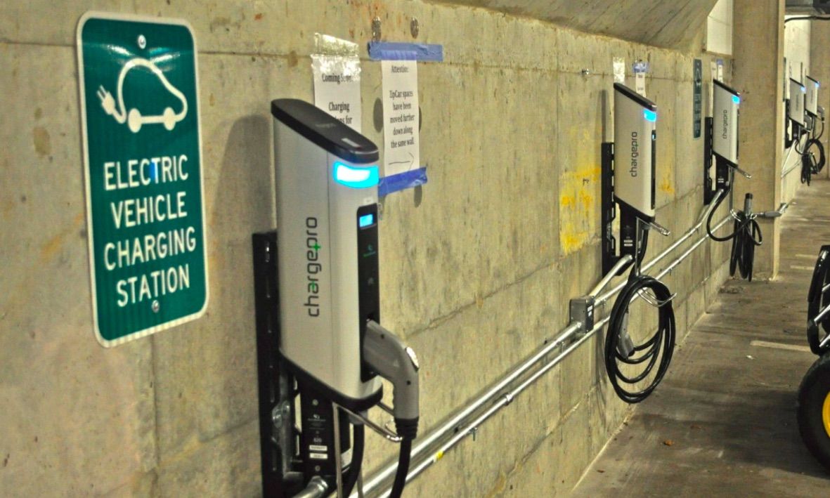 英國政府為了解決空汙問題，提出各種環保方案並發布最終目標在2040年禁售汽柴油車