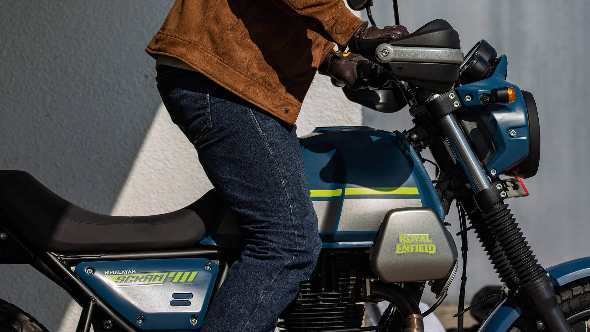 水滴型油箱、一體式坐墊,側殼與側蓋上也進行點綴增添風味