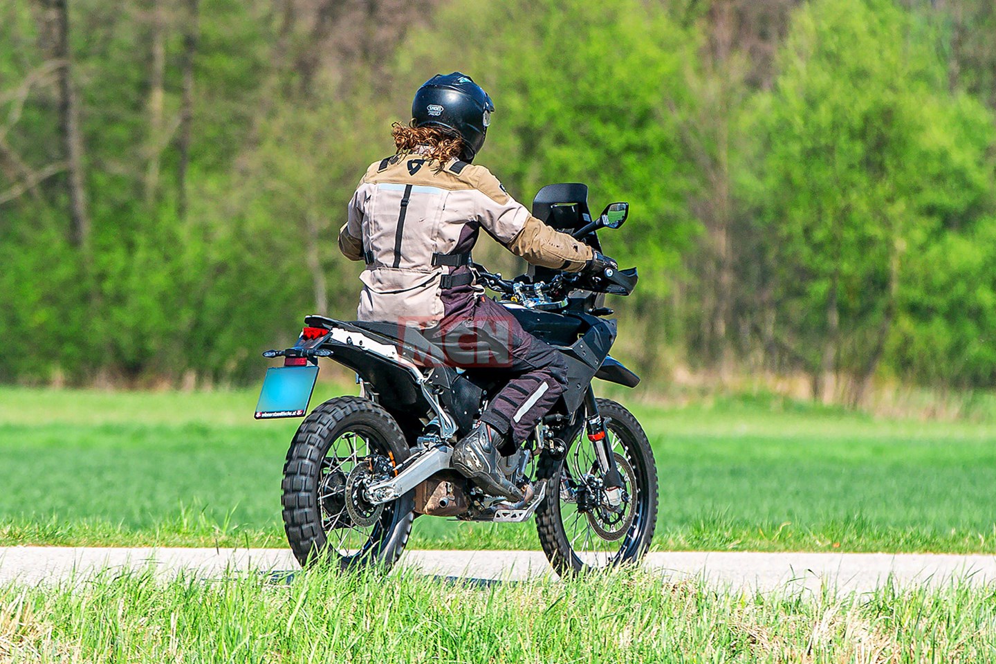 外媒捕捉到GASGAS第三款道路車款間諜照