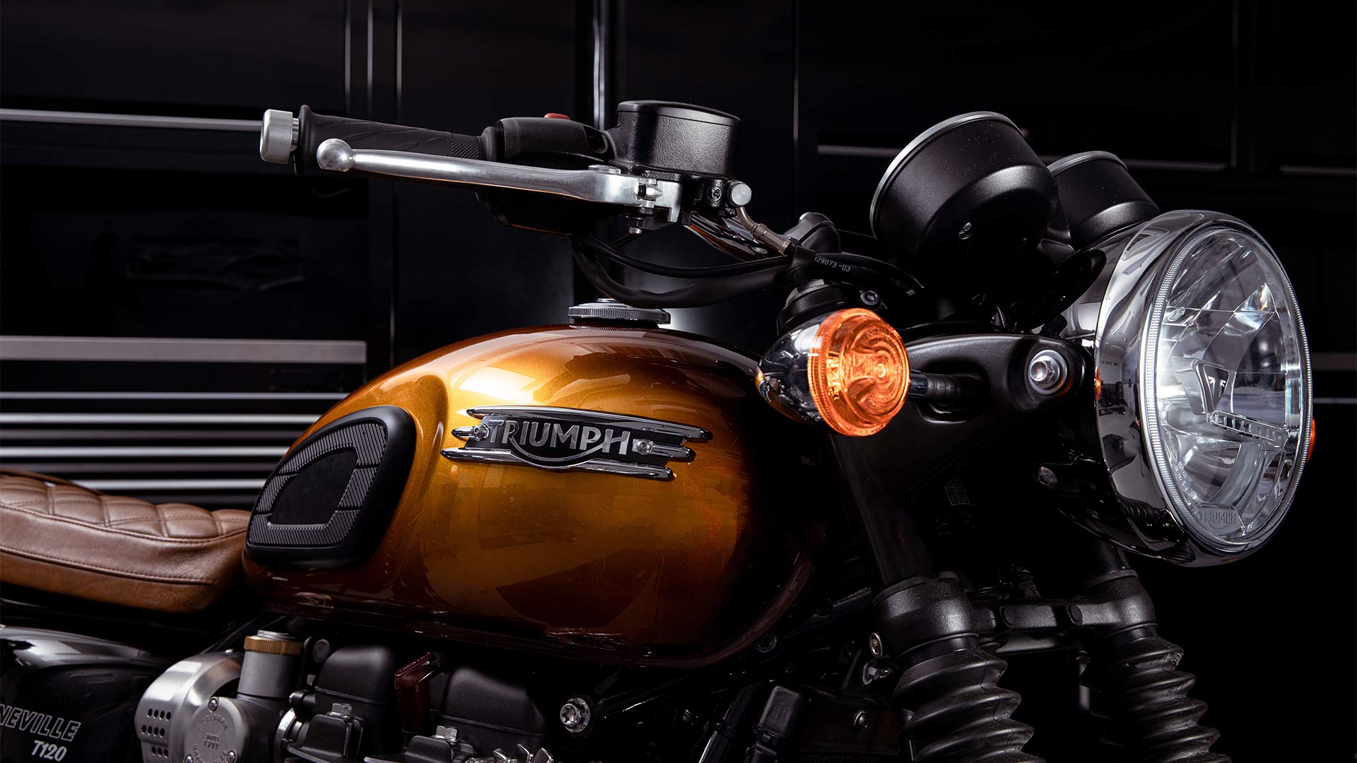 在其餘多處車身細節也能看見TRIUMPH與Gibson聯名字樣