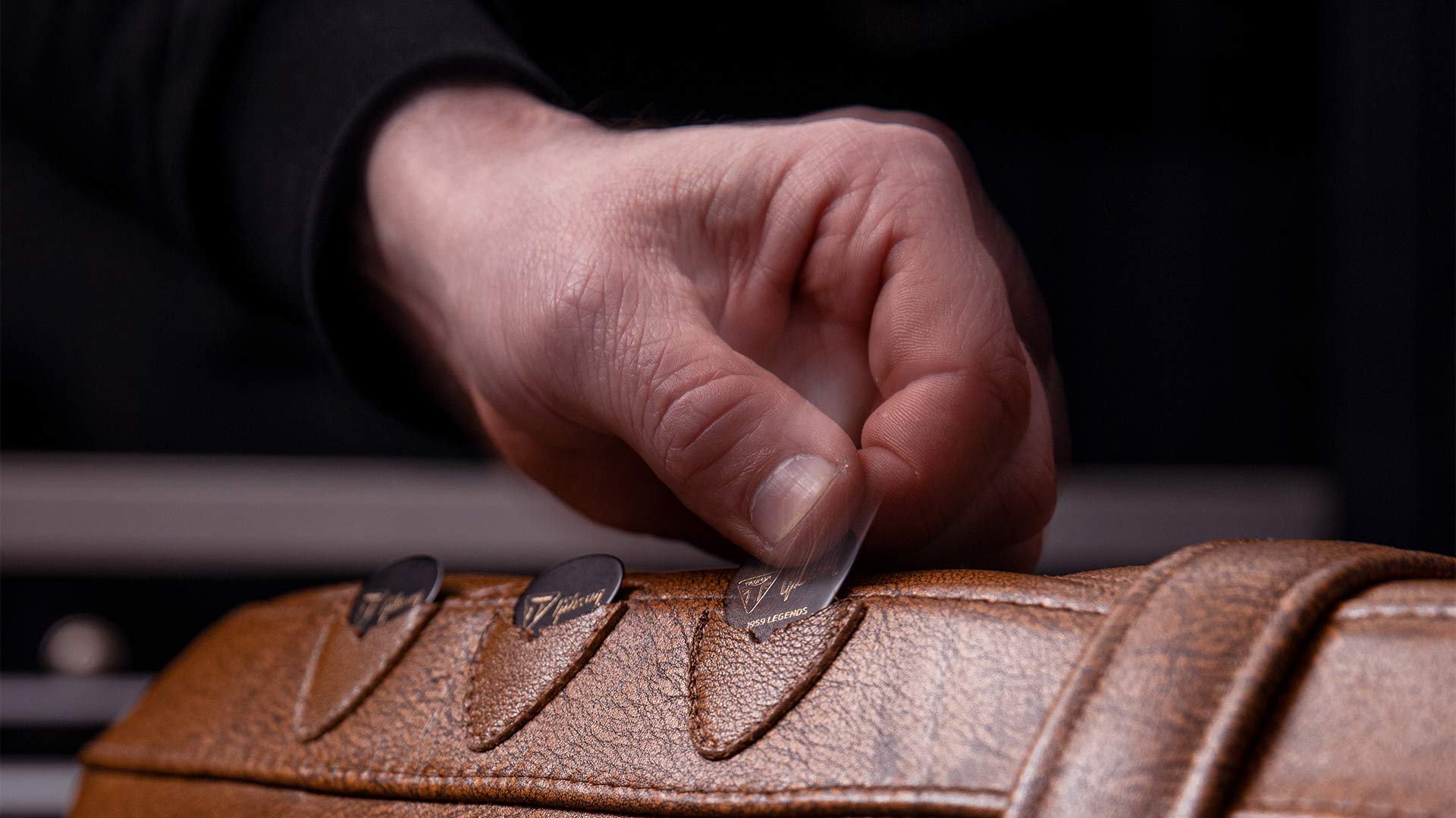 棕色菱格紋椅墊右側有Pick收納皮套