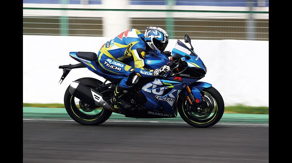 眼尖的你有發現嗎?現行款碩大的銀色排氣管被漆成黑色了