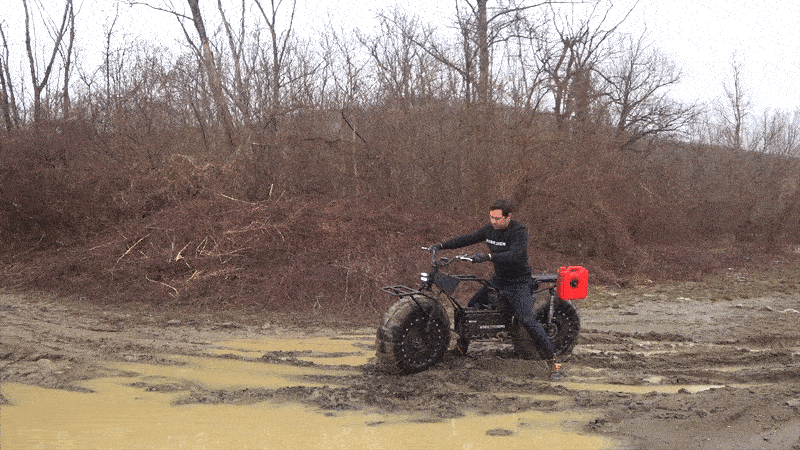 由於前後輪都有動力輸出,車輛具備相當強悍的越野能力