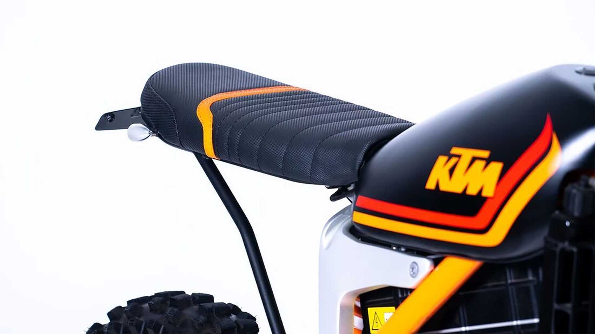 手工打造的全新副車台讓車身線條向後延伸,坐墊也換上復古風的毛毛蟲坐墊設計