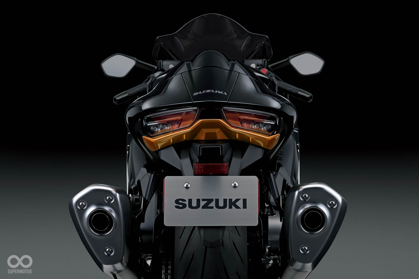 車尾排氣管同樣採左右雙出的設計