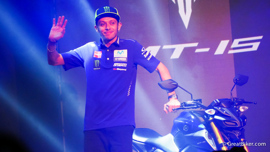 全新MT-15推出的磅礴,並同時邀請了Movistar YAMAHA兩位廠隊車手Valentino Rossi與Maverick Vinales共同為這台新車站台代言。來源:GreatBikers