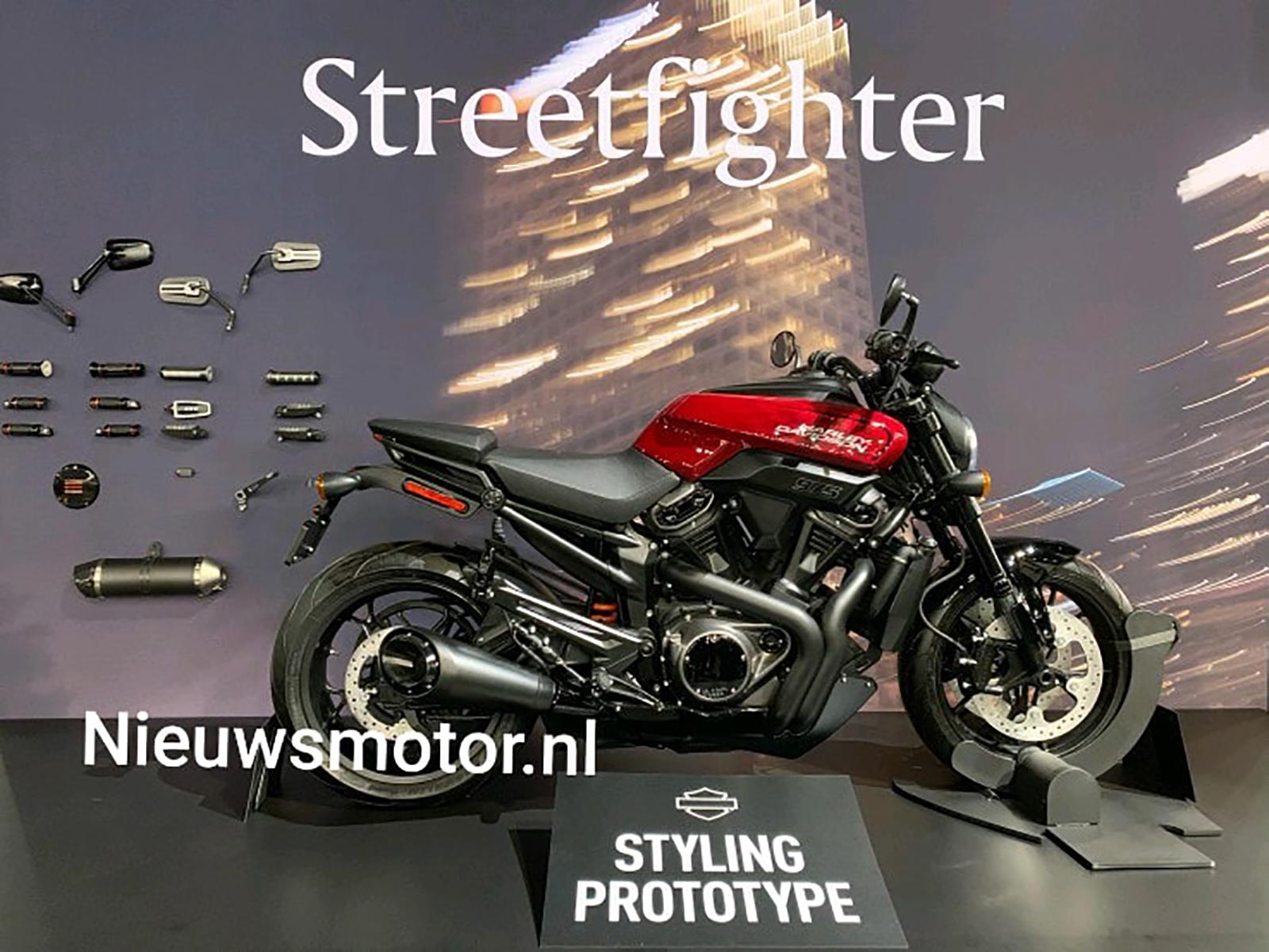 Harley-Davidson的StreetFighter實車與去年見到的預告照相當神似,更為肌肉的線條也讓人相當期待這台美式街頭霸王會有什麼樣的性能表現
