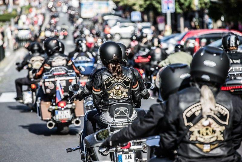 哈雷車隊常見的皮革、金屬飾品、特殊圖騰等...