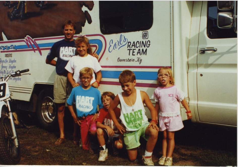 Nicky Hayden (白背心者) 於1981年出生於肯塔基州的Owensboro,家族一共七人,有四個兄弟姊妹   Photo:nickyhayden.com