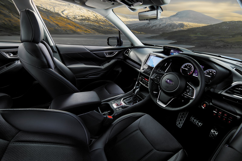 內裝導入部分麂皮、金屬踏板等細節提升運動感