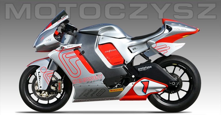 2009，MOTOCZYSZ 宣布與印度BAJA 合作，共同開發以電能為動力的新世代車輛，另外也加入於曼島舉辦的首屆TTXGP 電動車比賽，參賽車輛為另外開發的E1pc 電動車，那次比賽他們獲得第五名的好成績