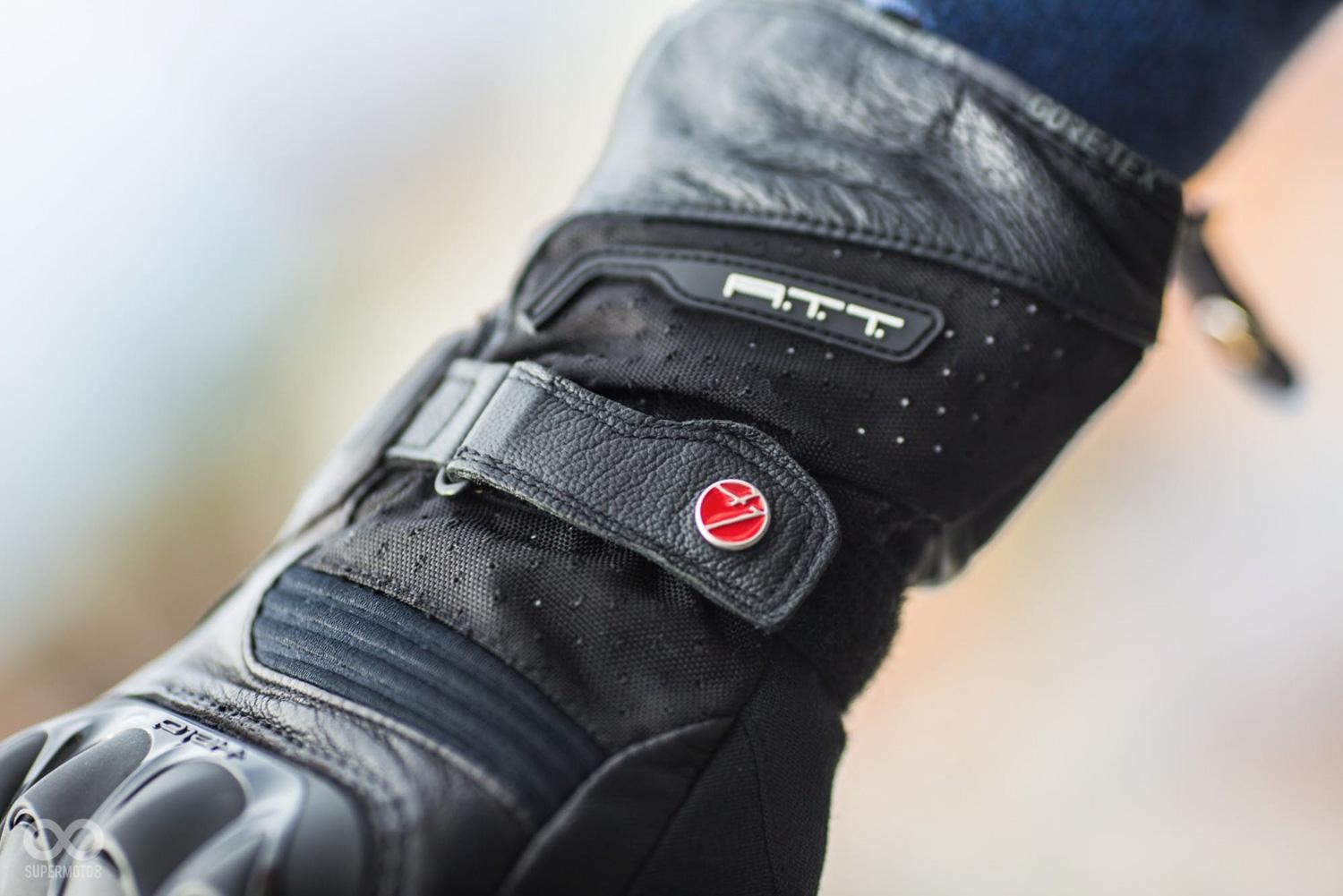 在手腕部分還有一道子母釦束圈，穿戴時能更合手，避免手套滑動