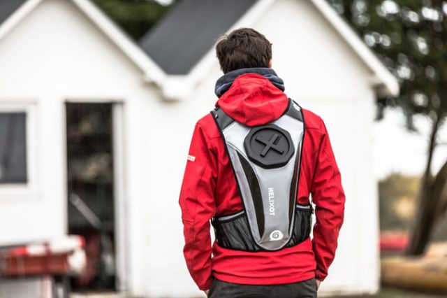 由三人組成的HELIXOT設計團,開發出一款能夠100%完全防水,又能符合人體工學設計的防水背包