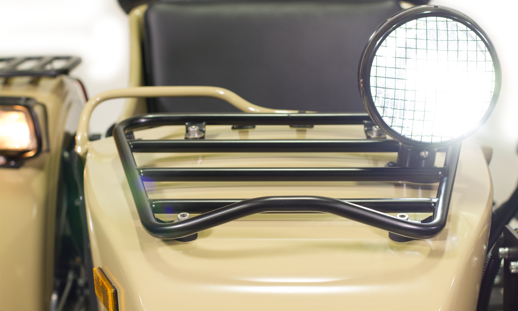 車燈加裝保護護框,避免受撞擊而損壞