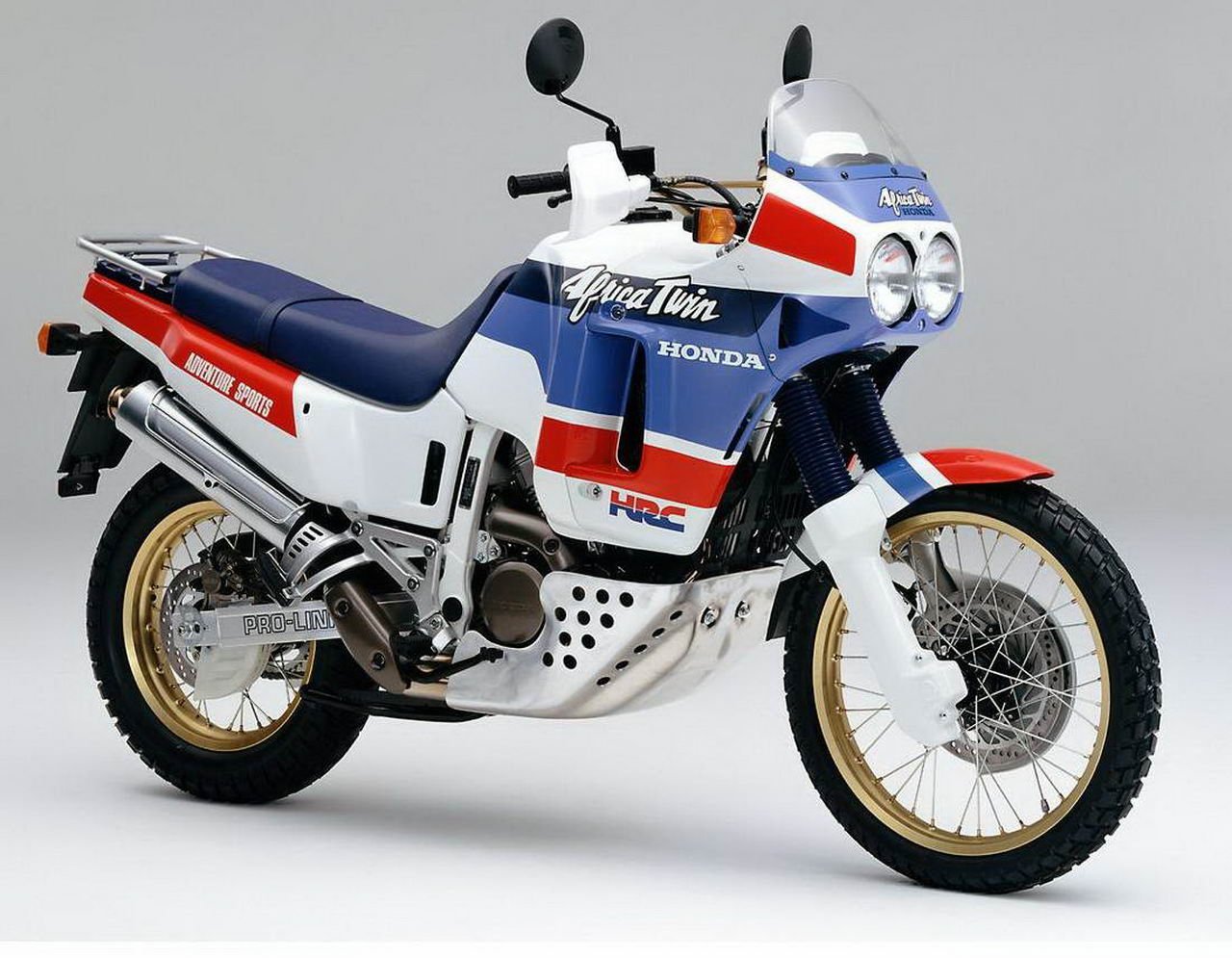 消息還指出,新車的車身會仿照1988 年的XLV650,也就是初代的Africa Twin 彩繪,連同車架後搖臂都改成銀色