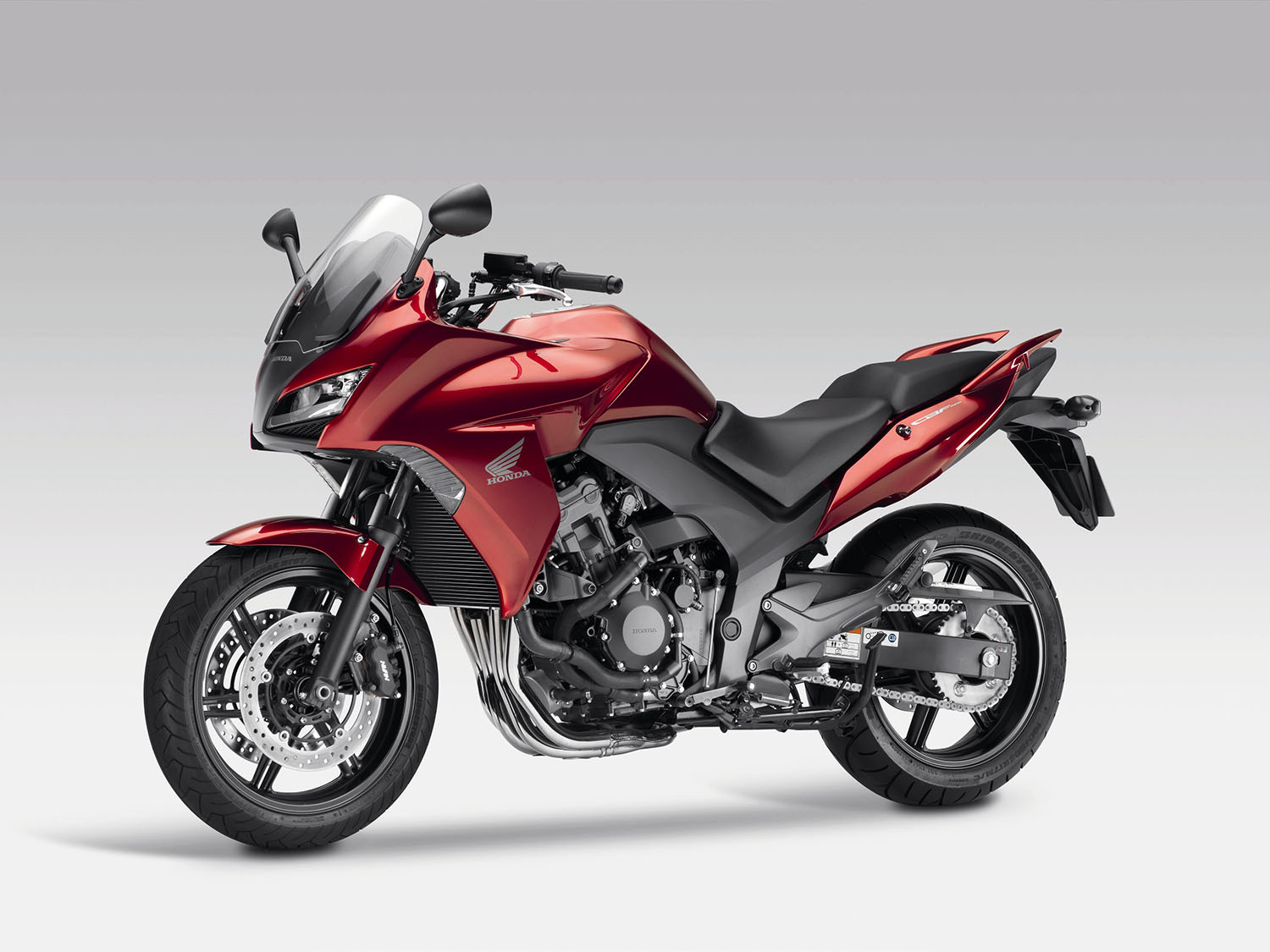 2008年推出的CBF1000/F，以CBR1000RR的四缸引擎配上半罩式跑旅設定，成功在歐美打開市場！