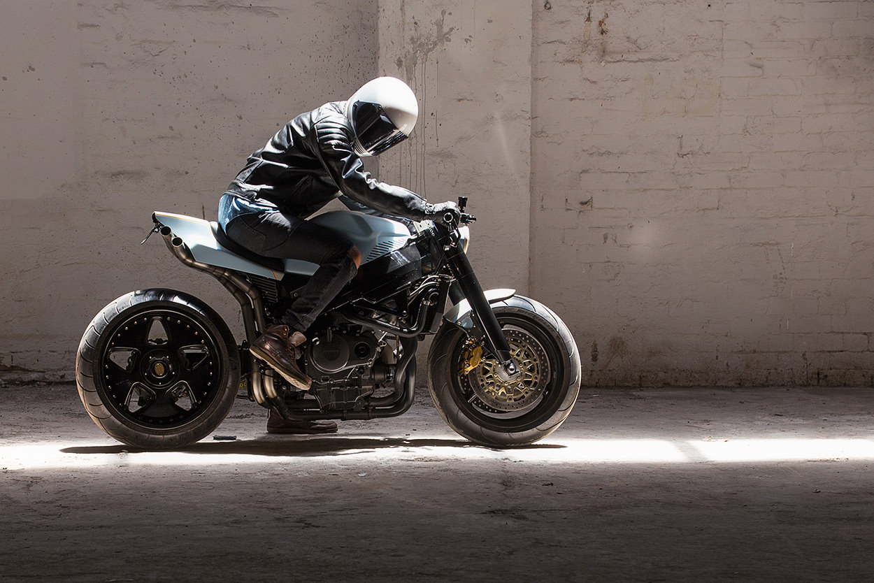 以一輛2004年CBR 954RR為改裝基礎，將50年代的café racer與70年代乖張的street fighter融合，創作出一輛名為ANGRY BIRD的改裝車