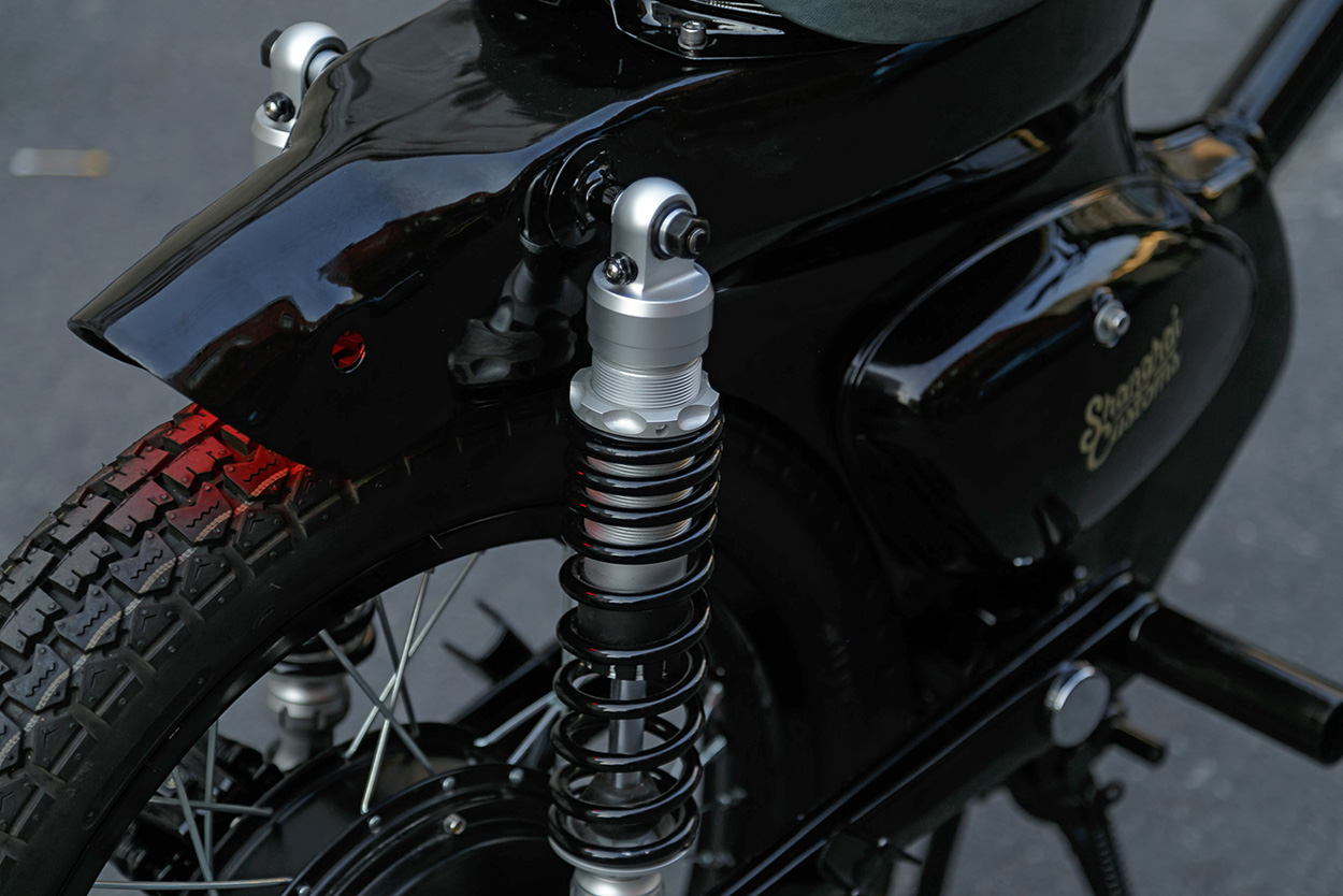 避震器也一併換上改裝品,尾燈藏在土除內側