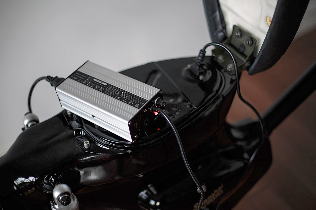 車輛動力心臟-電池被藏在重新包覆的菱格紋坐墊底下