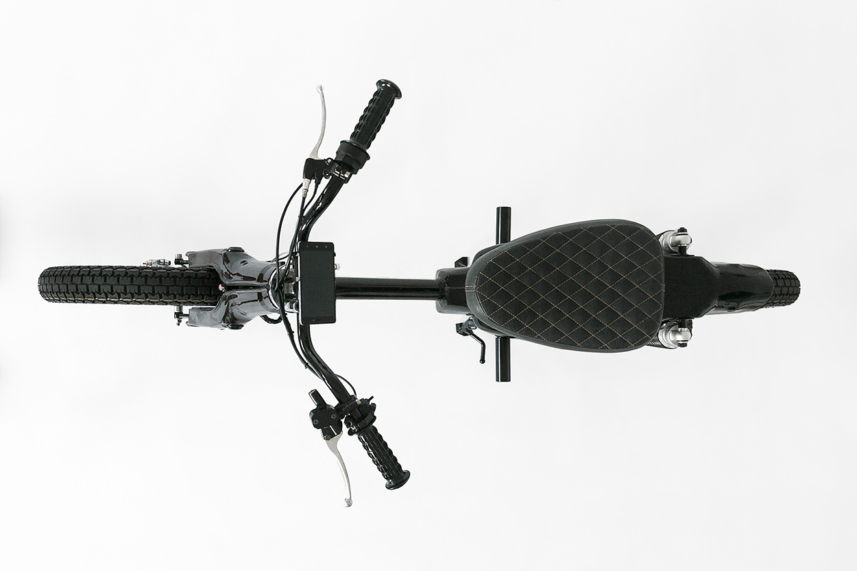 即便eCub 是由一輛拆光光的HONDA Cub改裝而來,但電線全都藏起來,讓外觀相當乾淨,這也是全車最大的挑戰之一