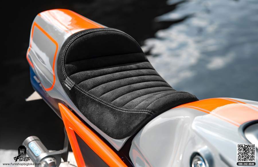 麂皮座墊與90跑車特有的胖胖尾殼