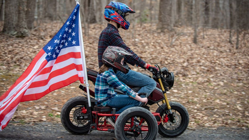 爸爸騎著MSX用邊車載女兒，這畫面又可愛又溫馨呀