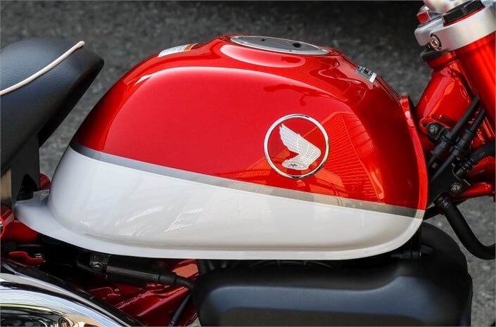 經典紅白配色的小巧油箱,搭配上60年代Honda車款必有的Honda Wing金屬銘牌,光是如此已經讓許多本田迷按耐不住了
