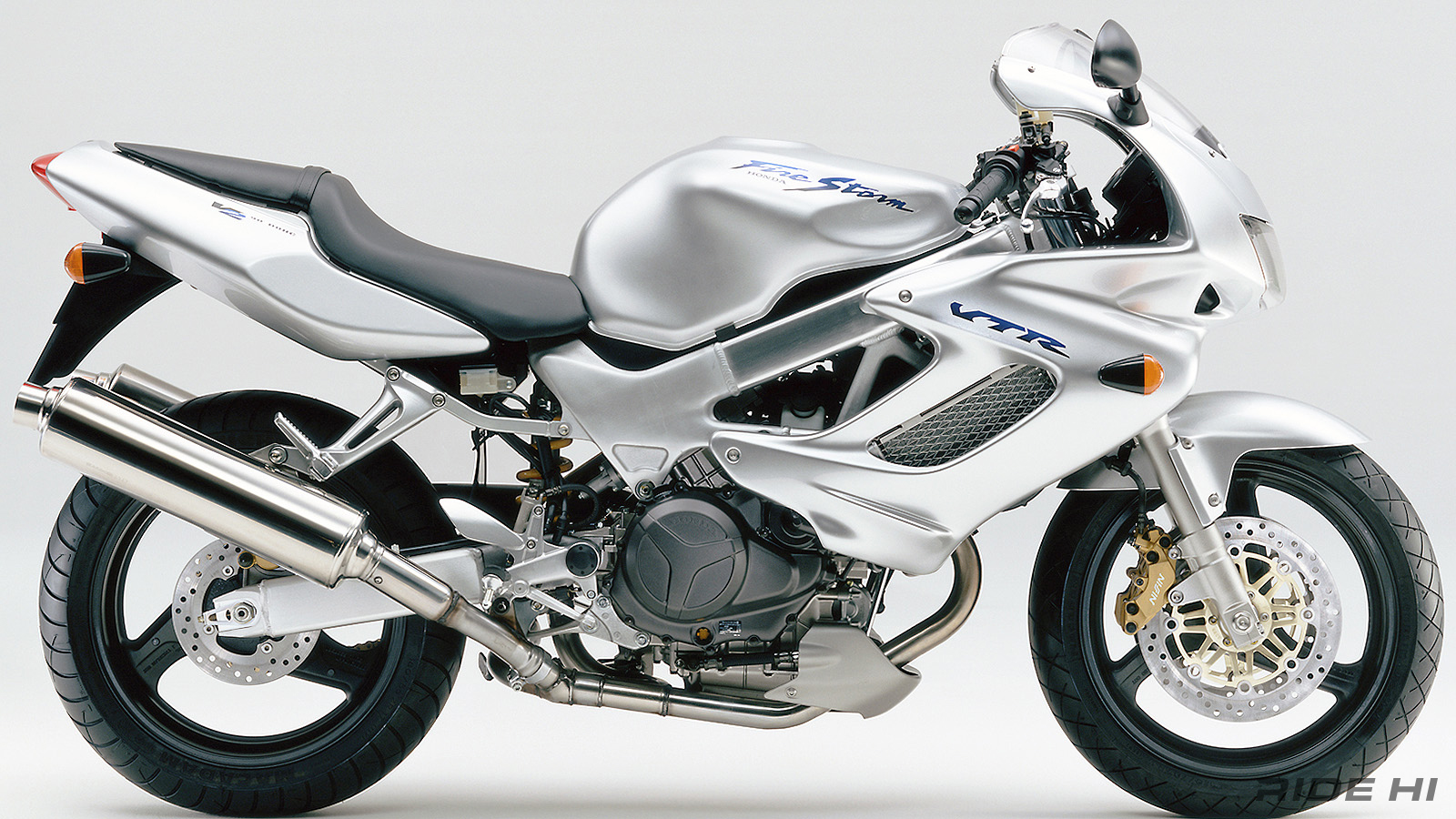 引擎採用源自VTR1000F的1000c.c. V型雙缸引擎