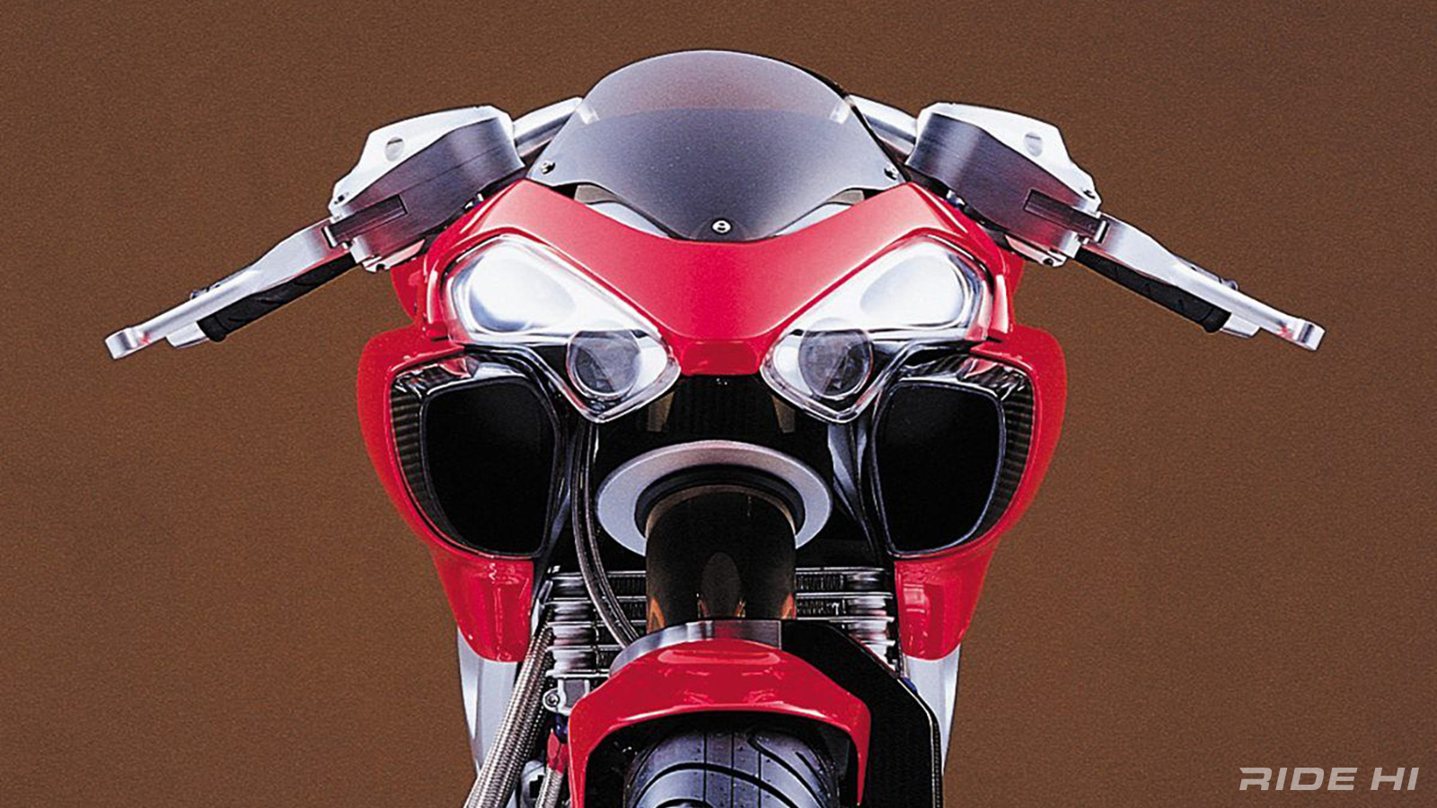 有如異形怪物般的車頭,兩側還有超巨大的進氣口設計