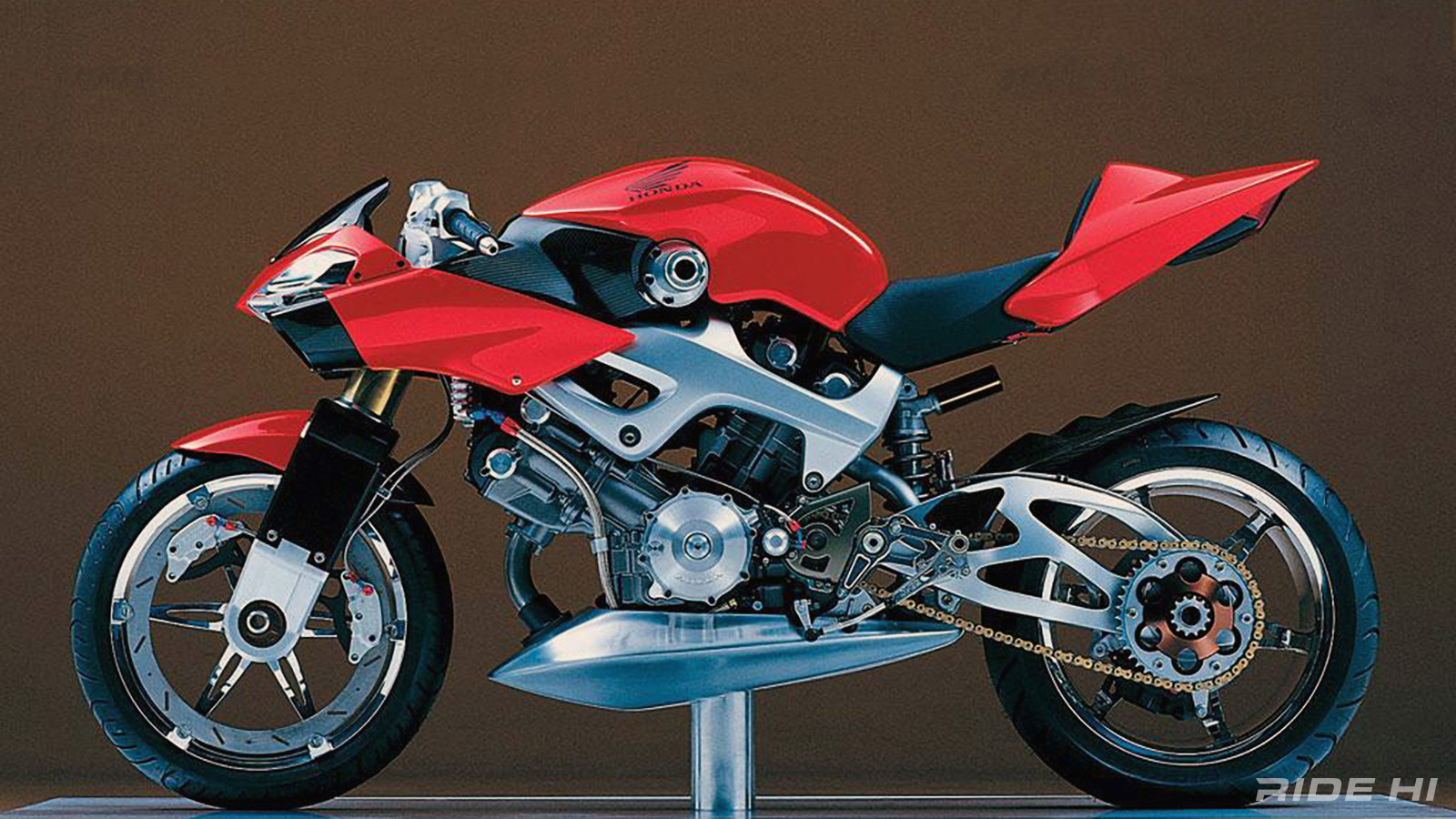 獨特的前單搖臂懸吊,採用鋁合金加碳纖維的材質打造