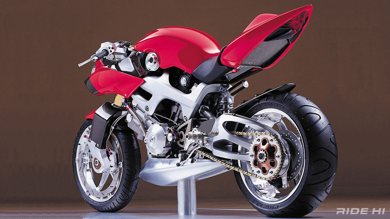 散熱水箱直接安裝到尾殼下方,讓熱氣不會影響到騎士