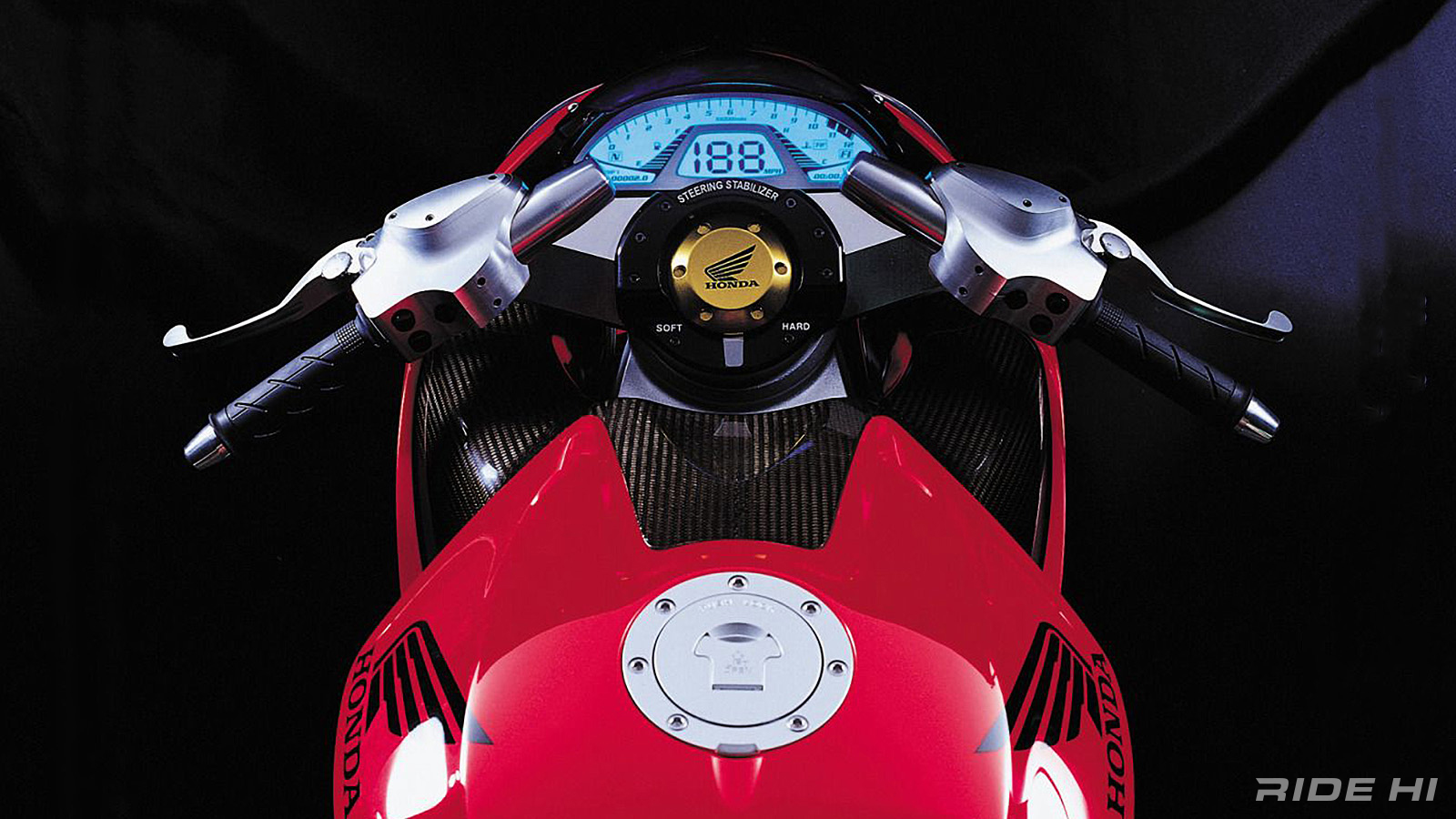 座艙內可以直接看到XAXIS內建有防甩頭與懸吊調整機構,扇形的儀表則有幾分S2000的味道