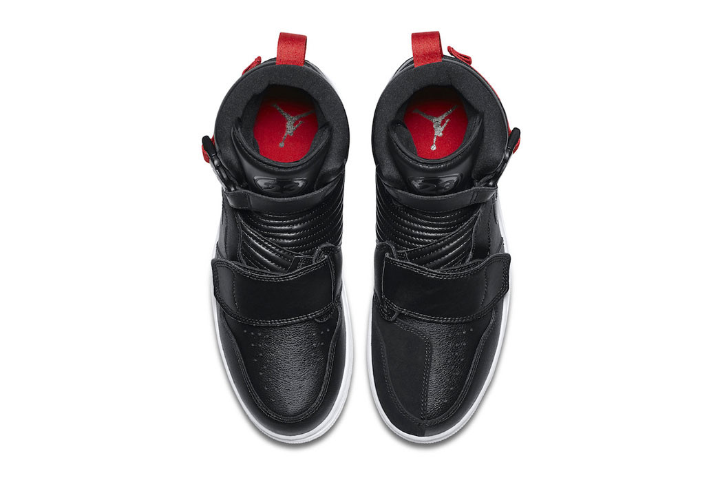 Air Jordan 1 Moto比球鞋更高筒，另外左腳前端也加入打檔護塊設計