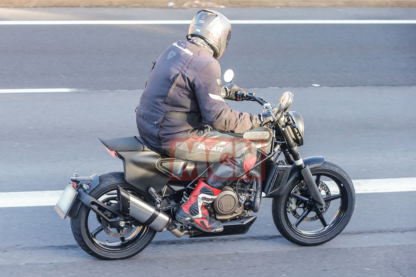 車輛左側依舊維持Svartpilen車系一貫的平滑設計,右側車尾則是增加了號碼牌版件