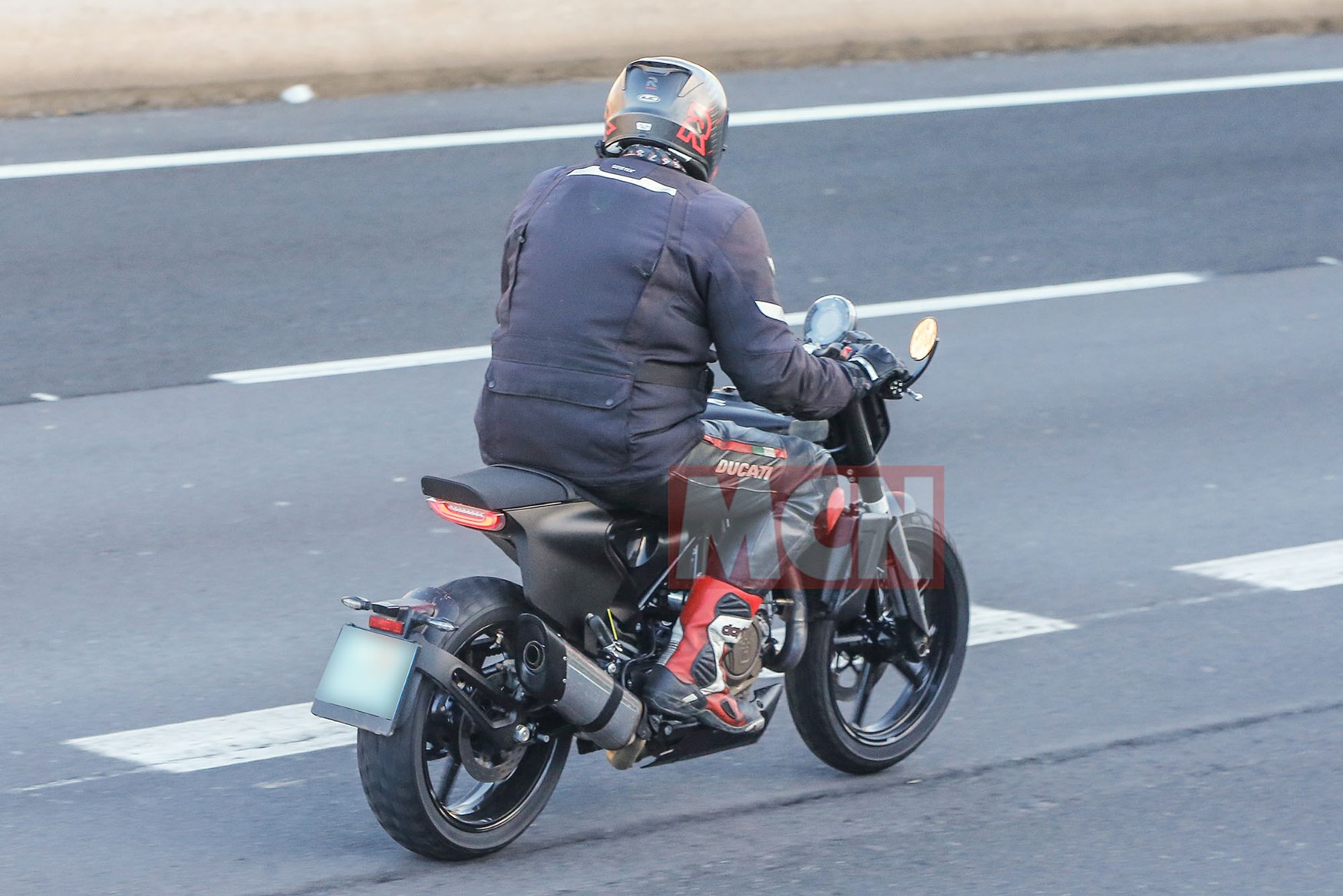 略微突起的車尾,顯然與現有車款不同,同時這也是Flat tracker的特徵之一