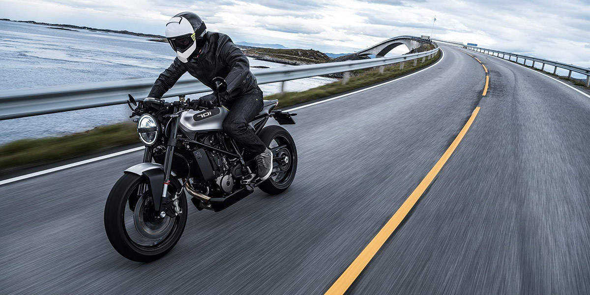 無論是401還是701的宣傳照都能看到這頂帥氣的安全帽