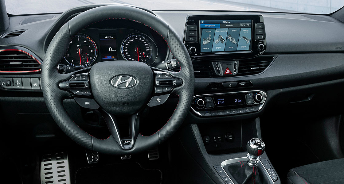 車尾線條以時下流行的斜背外型呈現，內裝則較顯得中規中矩