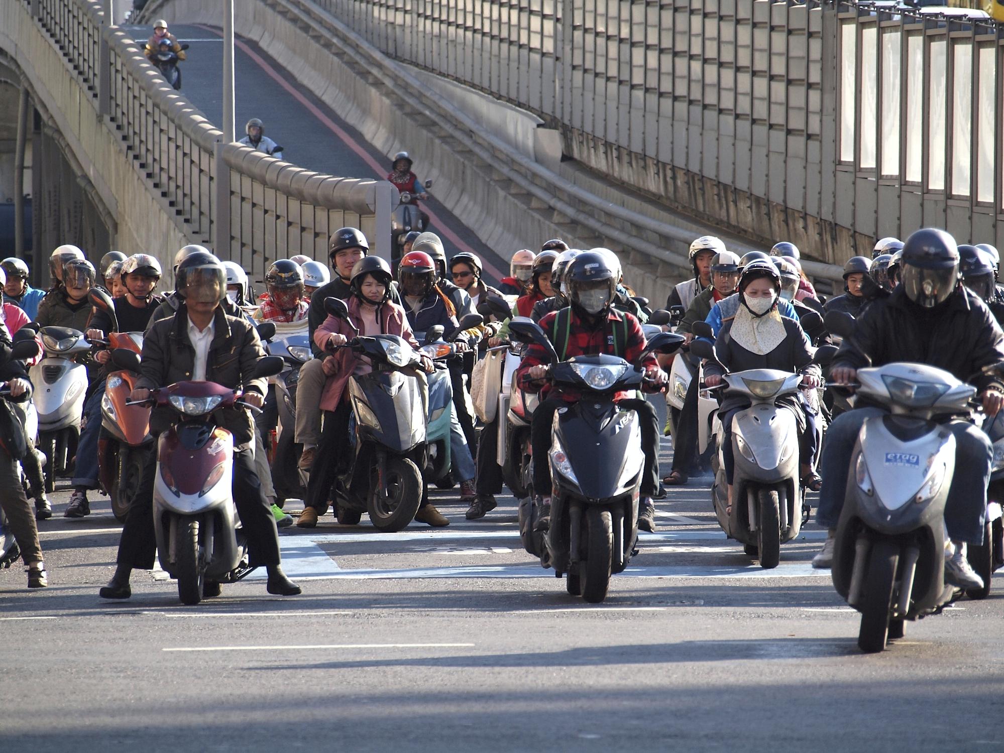 可以看到多數騎士還是選擇較為方便的瓜皮配上簡易的鏡片(圖片取自網路)