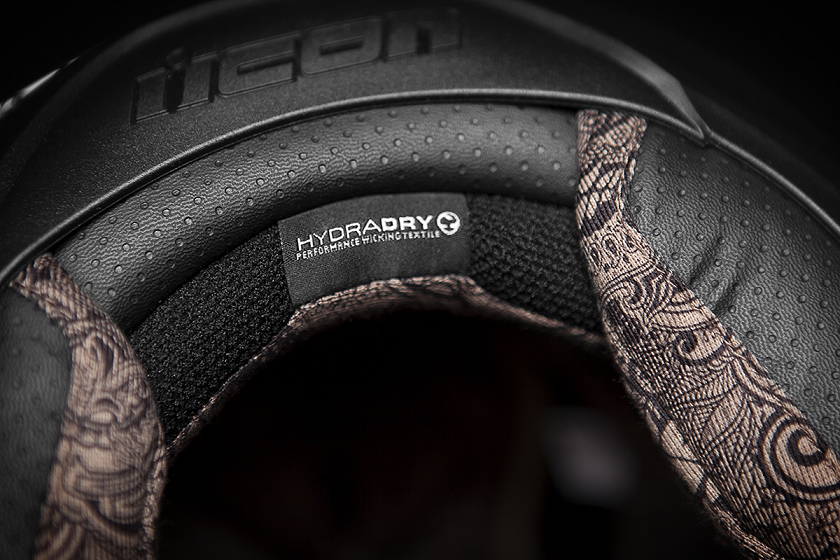 內襯也具有與外部彩繪相同的圖騰，這是安全帽非常少見的設計