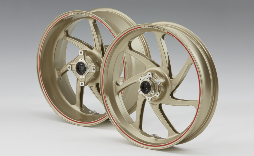 前後輪框更換上MARCHESINI 專門開發的M7R七幅鍛造鋁合金輪組,前後輪總共比SP 少了384g