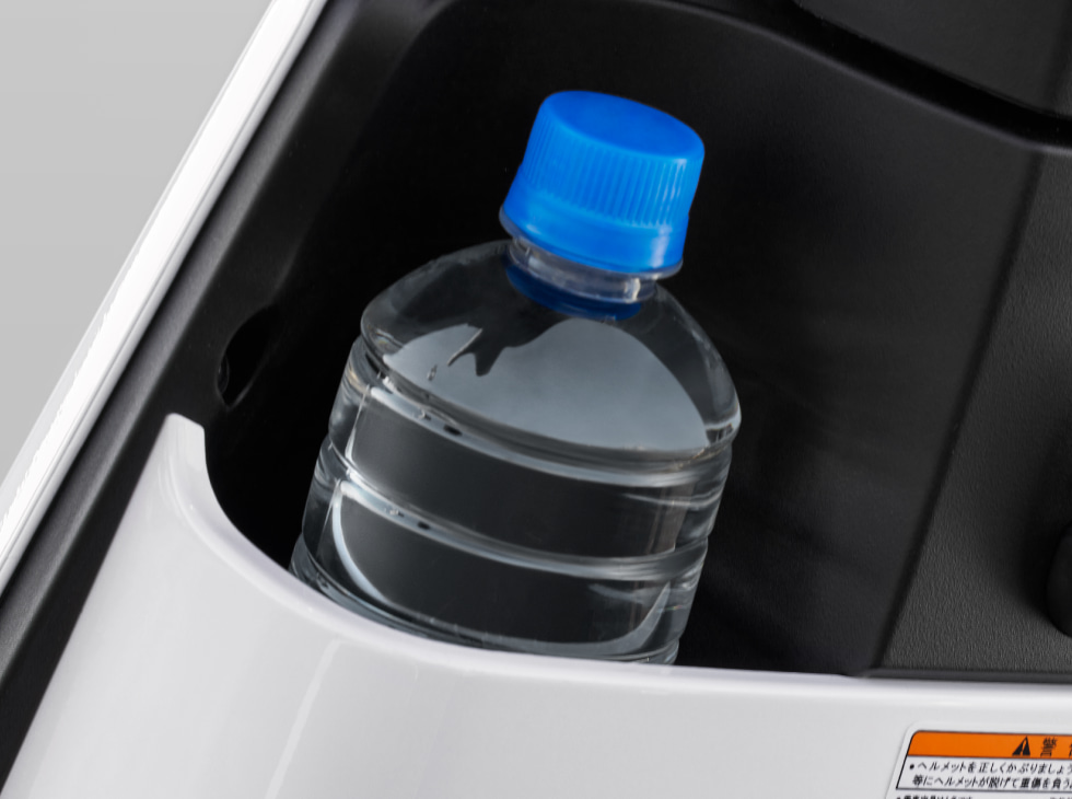 前方可放入水瓶,並具有掛鉤、USB等配備