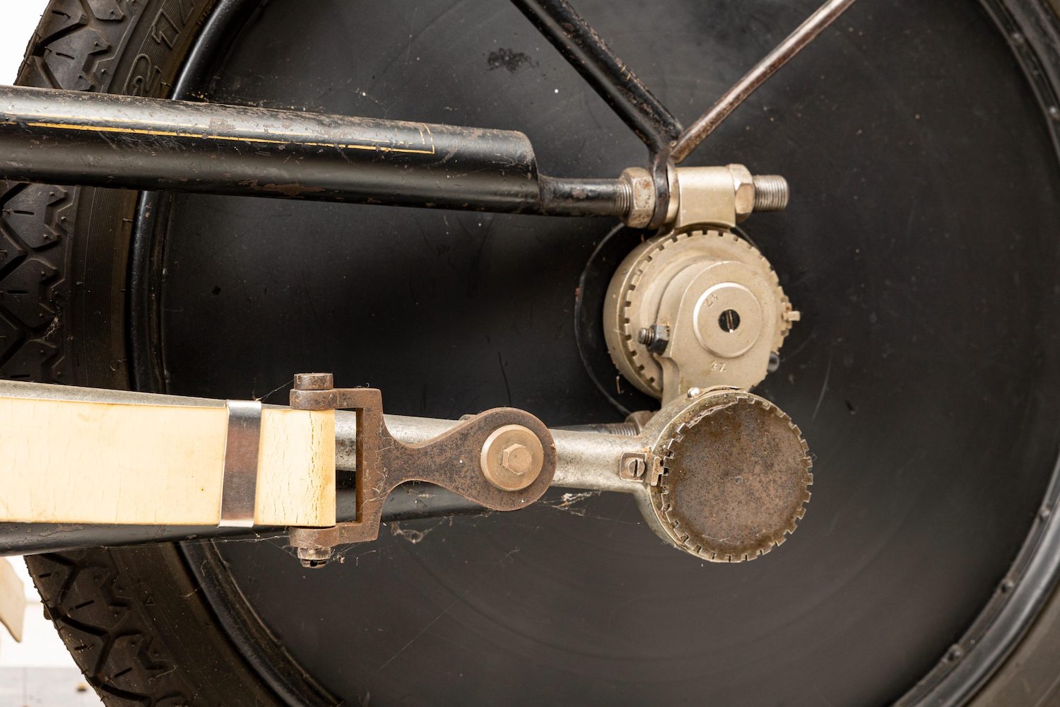 傳動系統使用類似蒸汽火車的結構設計