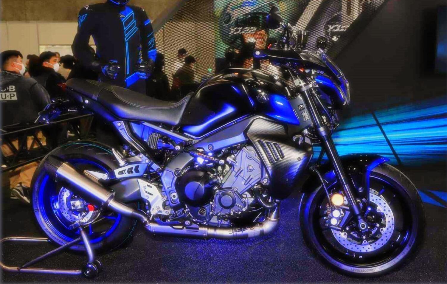 藍色漸層烤漆配裸露的機械車身、蠍子排氣管,給予滿滿的視覺、聽覺饗宴