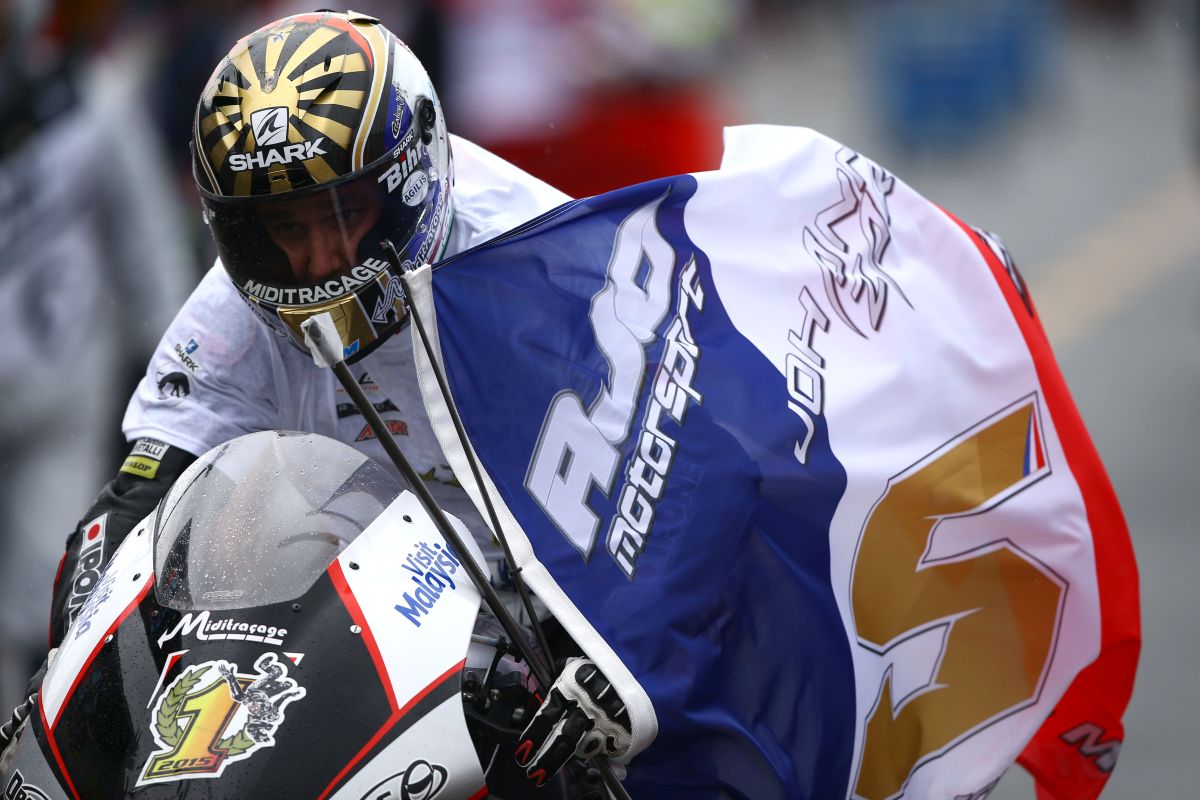 在2016年封王戰的勝利繞場,Johann Zarco換上一頂黑底混搭金色與白色塗裝的冠軍帽。