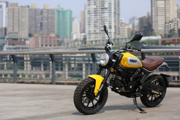 雖然因為食安問題造成在中國的老弟個頭小了一號,只要你不跟其他人出去,單獨拍拍照還是可以吸引目光的