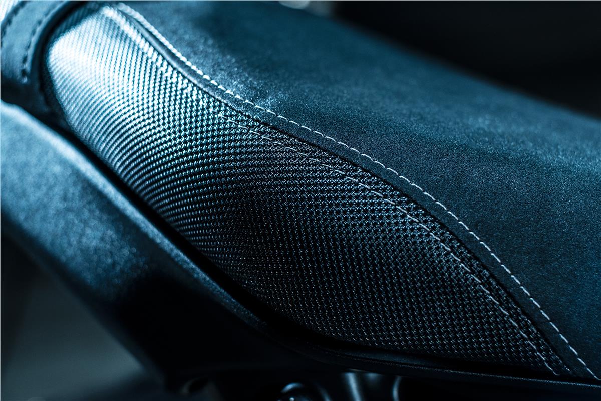 座變側邊使用上不同的布料呈現戰鬥氛圍